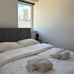 Centre 2 Bed With Views - Steps From Attraction *