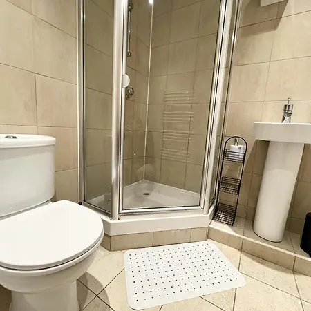 Centre 2 Bed With Views - Steps From Attraction 度假居