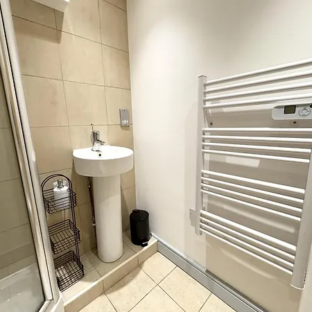 Centre 2 Bed With Views - Steps From Attraction 度假居 *