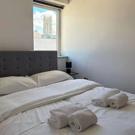 Centre 2 Bed With Views - Steps From Attraction *