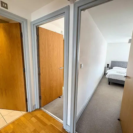 Centre 2 Bed With Views - Steps From Attraction
