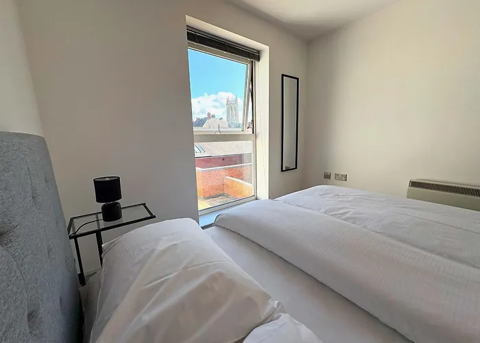 Centre 2 Bed With Views - Steps From Attraction *