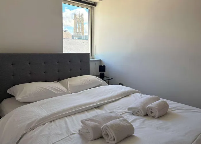 Centre 2 Bed With Views - Steps From Attraction *