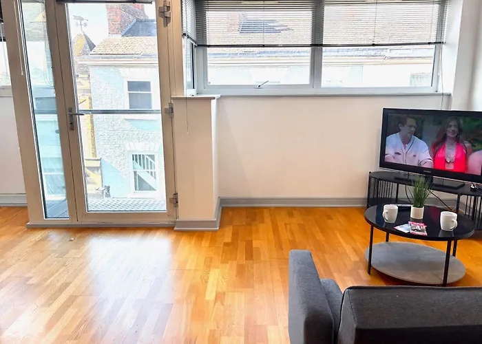 Centre 2 Bed With Views - Steps From Attraction *