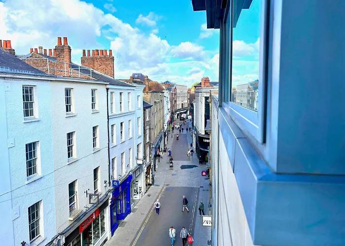 Centre 2 Bed With Views - Steps From Attraction *