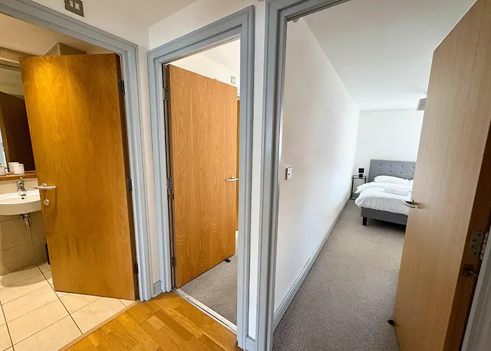 Centre 2 Bed With Views - Steps From Attraction