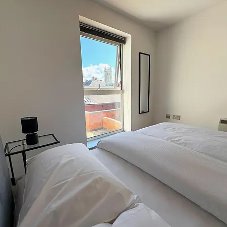 Centre 2 Bed With Views - Steps From Attraction *