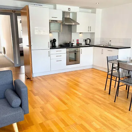 Дом отдыха Centre 2 Bed With Views - Steps From Attraction *