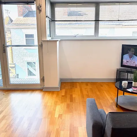 Centre 2 Bed With Views - Steps From Attraction *