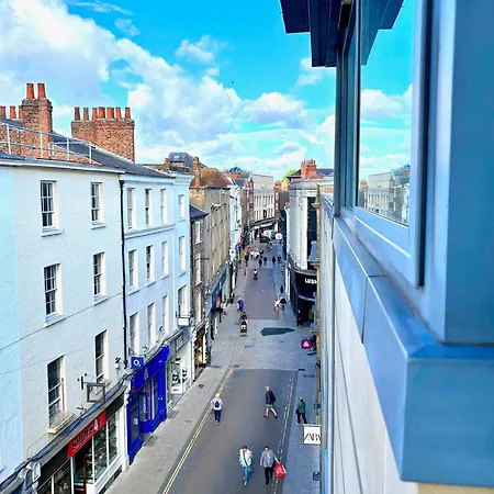 Centre 2 Bed With Views - Steps From Attraction *